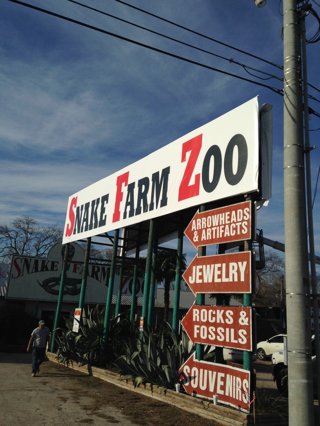 exterior-business-sign-snake-farm-satx