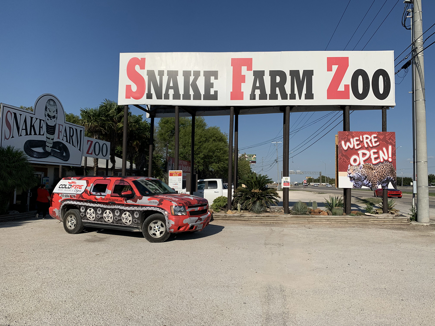 exterior-business-sign-snake-zoo