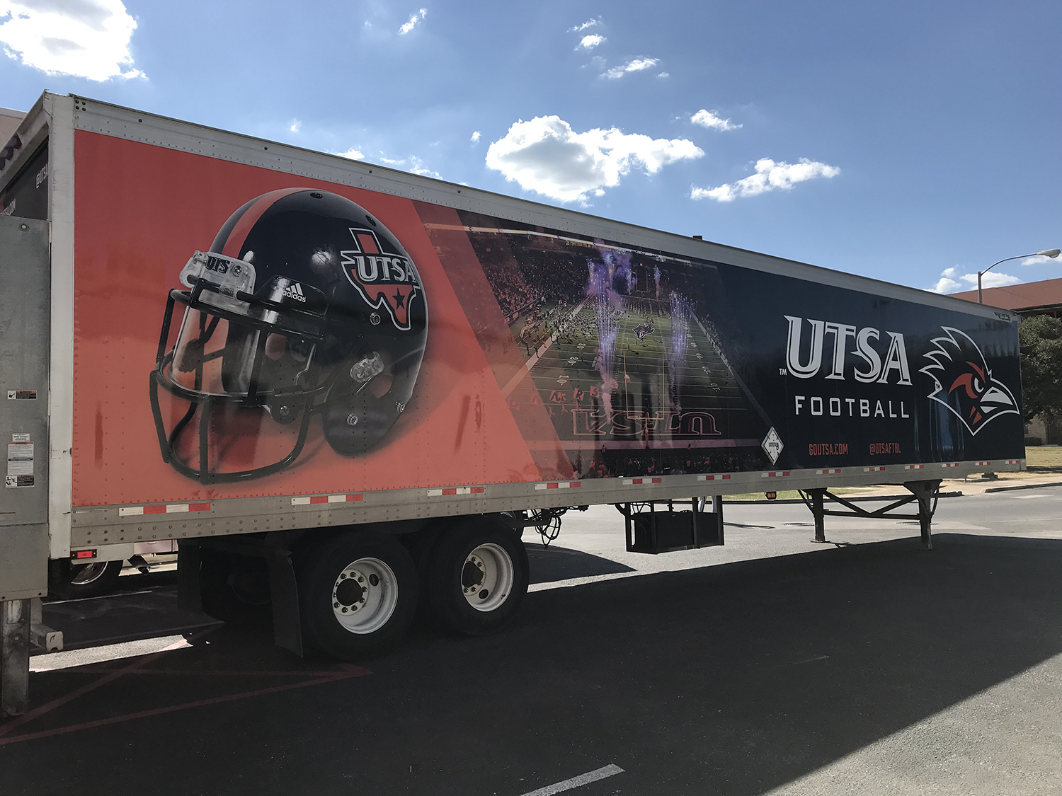 vehicle-car-wraps-graphics-UTSA-football-trailer2