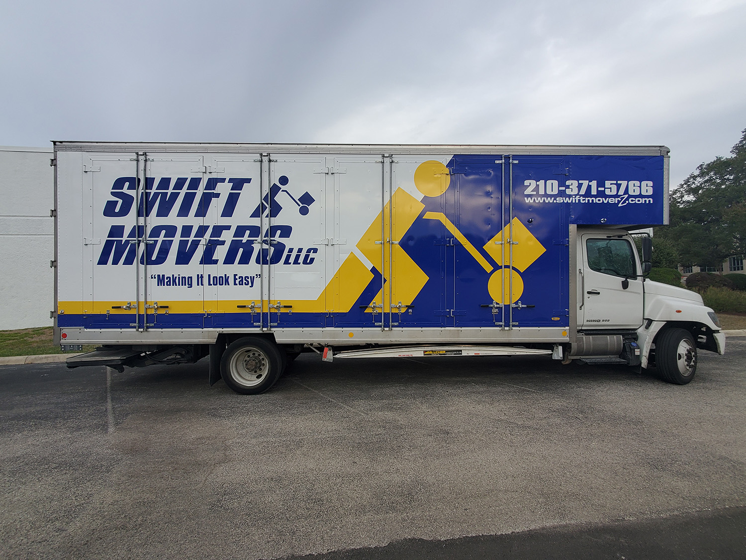 vehicle-car-wraps-graphics-swift-movers
